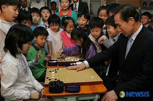 Президент Южной Кореи Ли Мен Бак играет в Го: фото