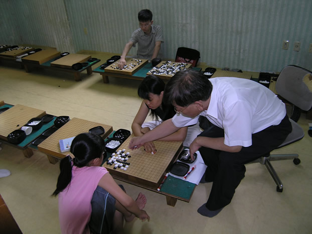 Корейское чудо 8 - чудо объяснения. Mr. Yu, 7-dan is showing the complicated 4-4 joseki (hoshi-kakari-ikenhasami-double kakari). Фото предоставлено компанией Oromedia, Korea