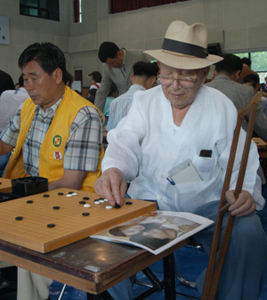 очень пожилой человек игрет в Го, Чемпионат Кореи по игре Бадук (игре го) среди инвалидов 2006 года